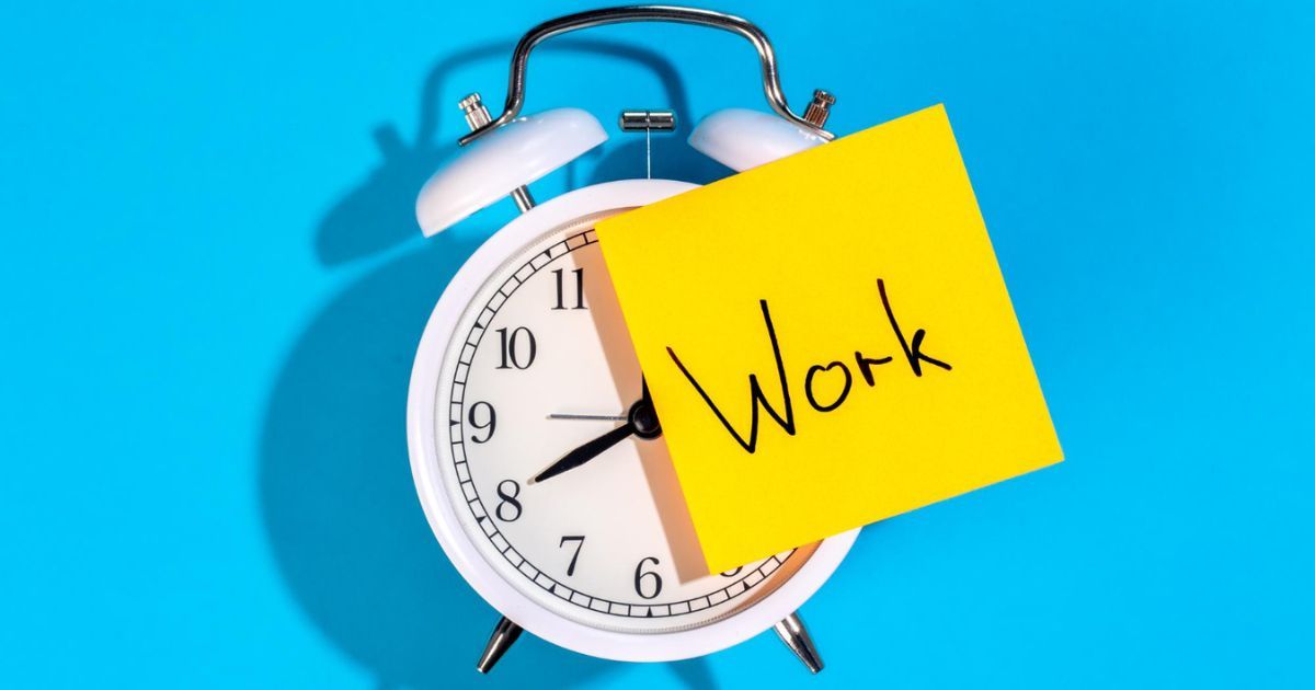 Calcular las horas de trabajo diarias por trabajador